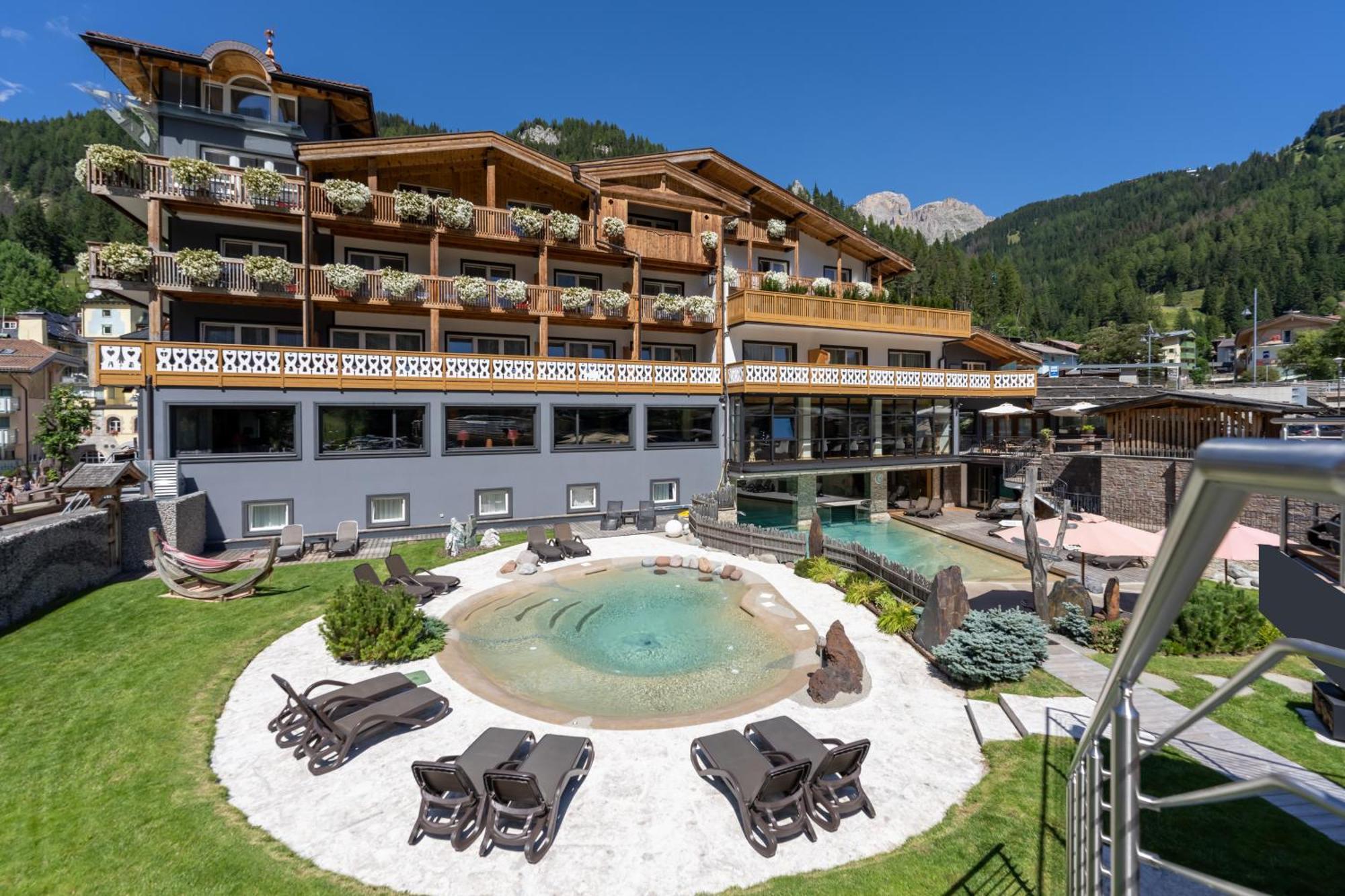 Croce Bianca Leisure & Spa Hotel Canazei Exterior foto
